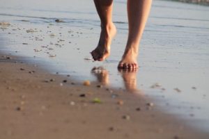 Andar descalzo en la playa